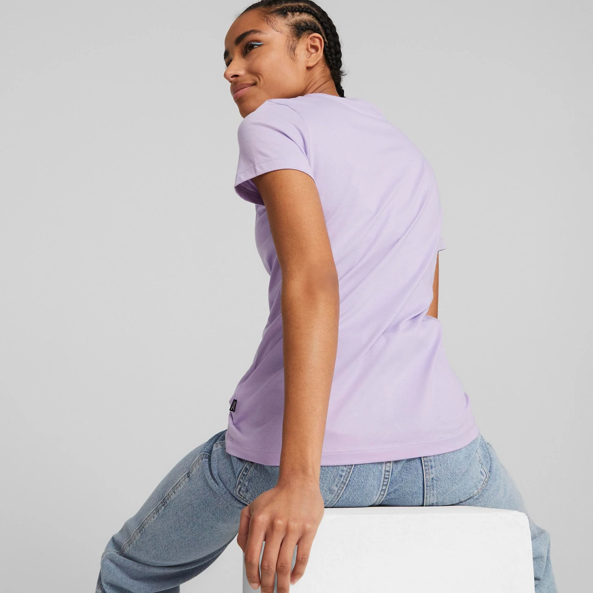 T-shirt lilla da donna con logo iridescente Puma Essentials+ NOVASHINE - Image 2