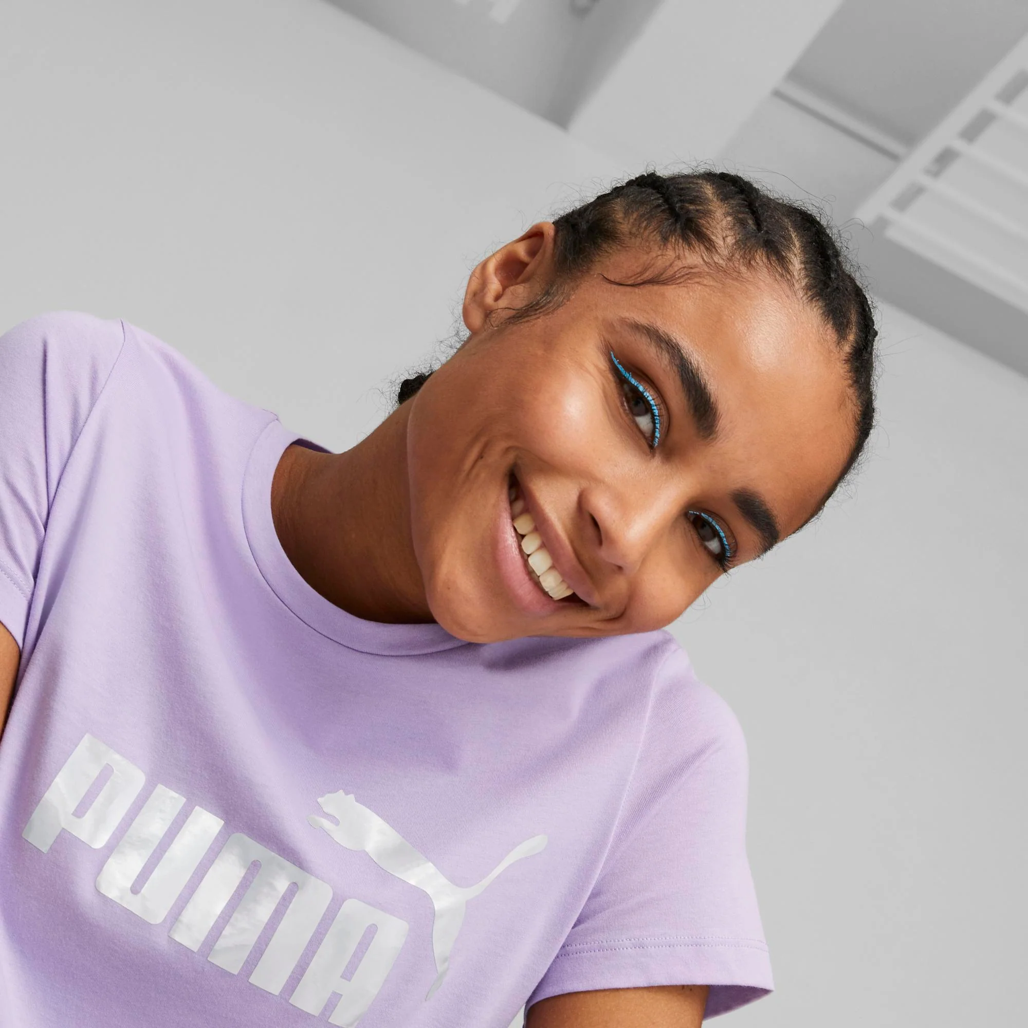 T-shirt lilla da donna con logo iridescente Puma Essentials+ NOVASHINE - Image 4