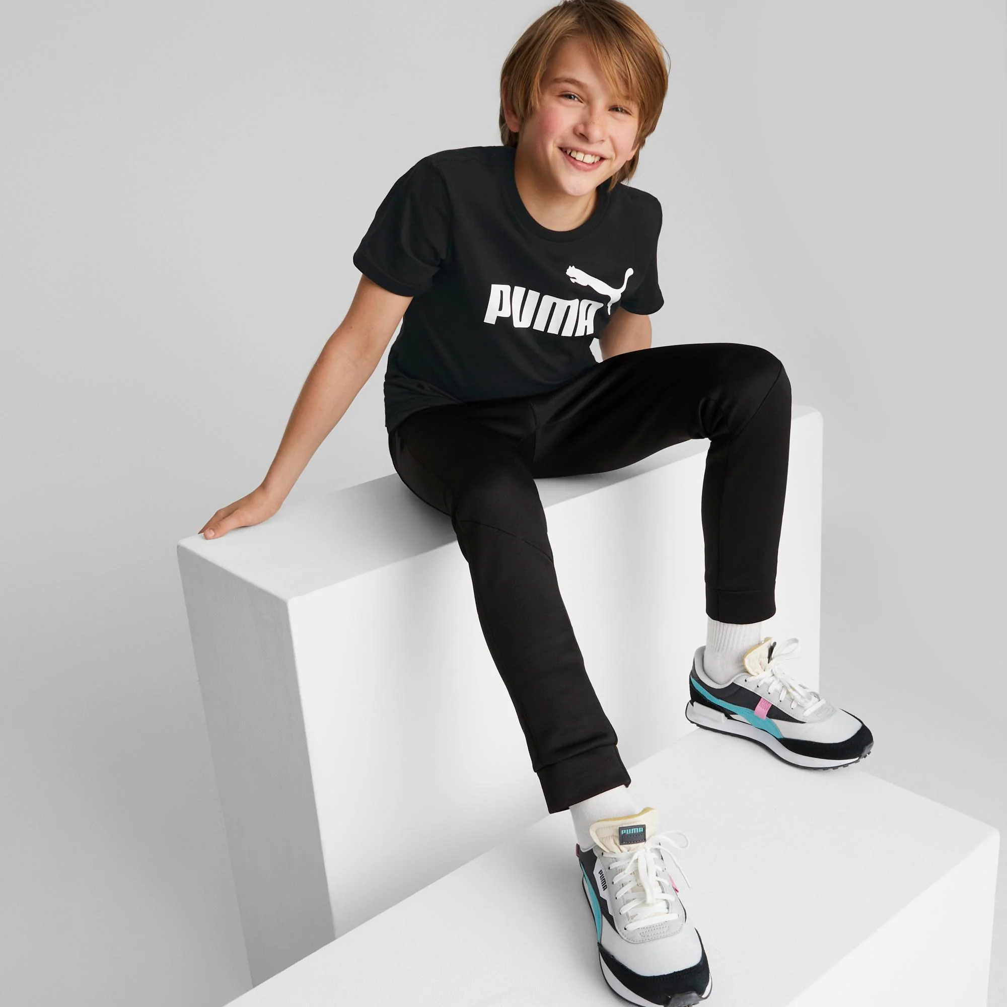 T-shirt nera da bambino con logo bianco sul petto Puma Essentials - Image 2
