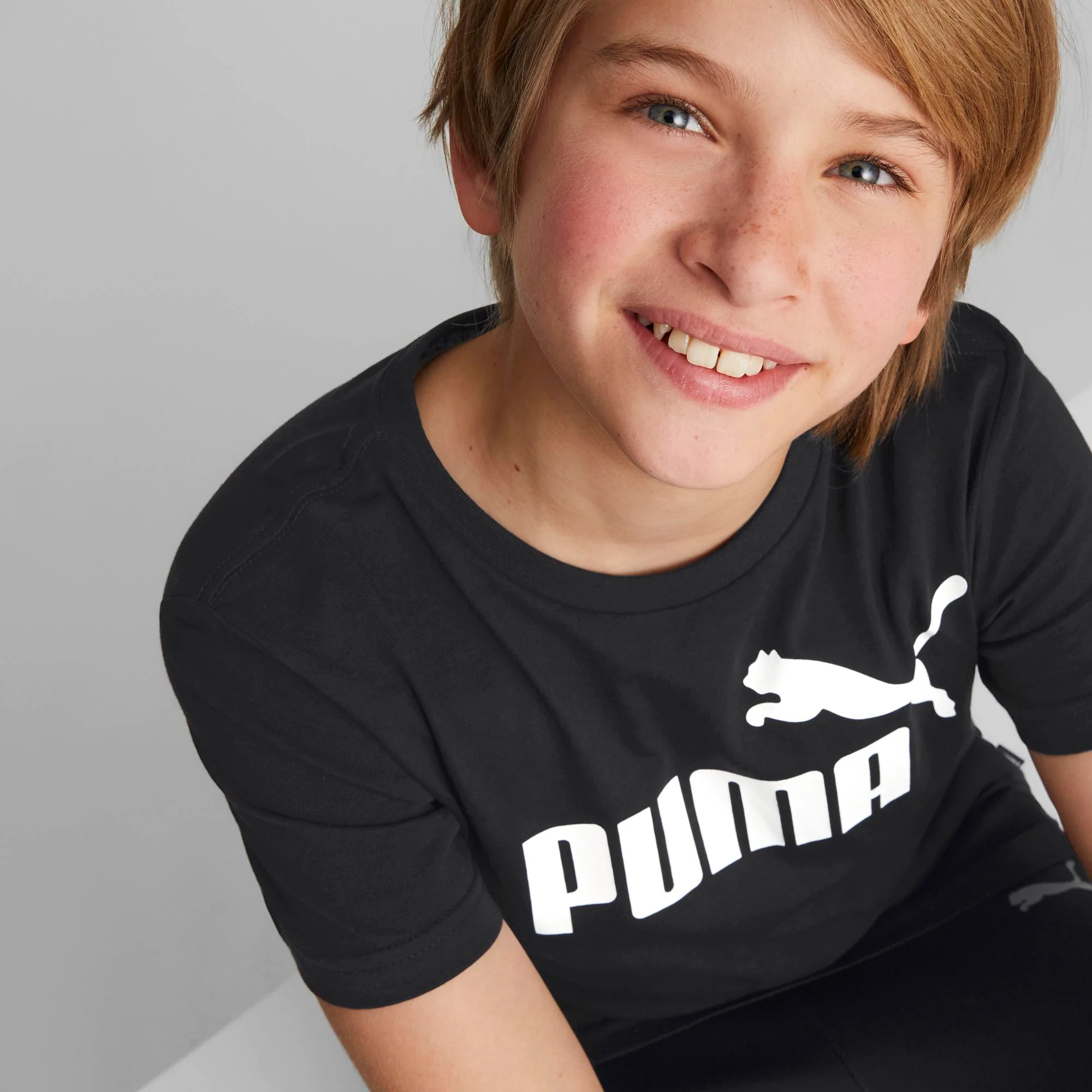T-shirt nera da bambino con logo bianco sul petto Puma Essentials - Image 3