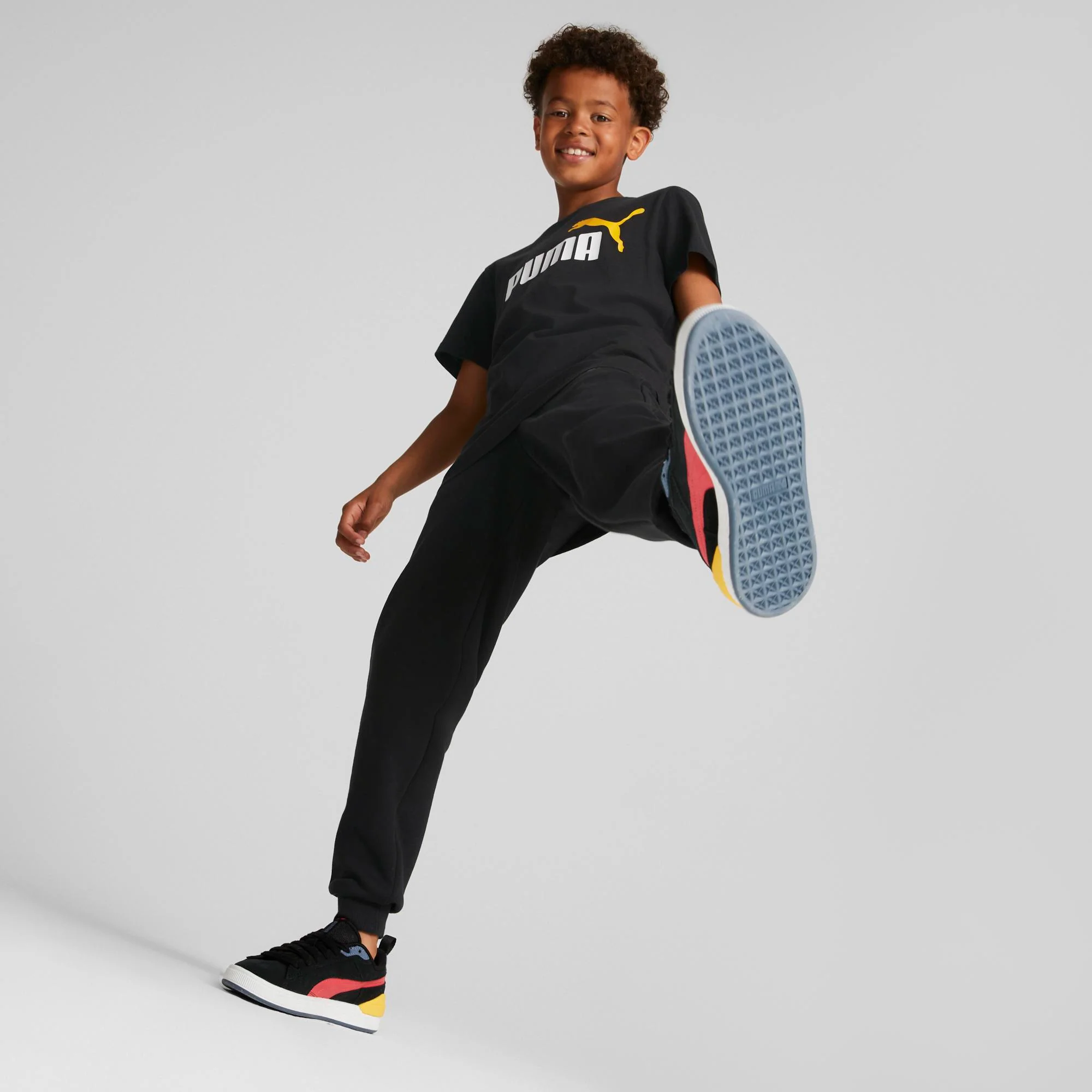 T-shirt nera da bambino con logo sul petto Puma Essentials+ Two-Tone Logo - Image 3