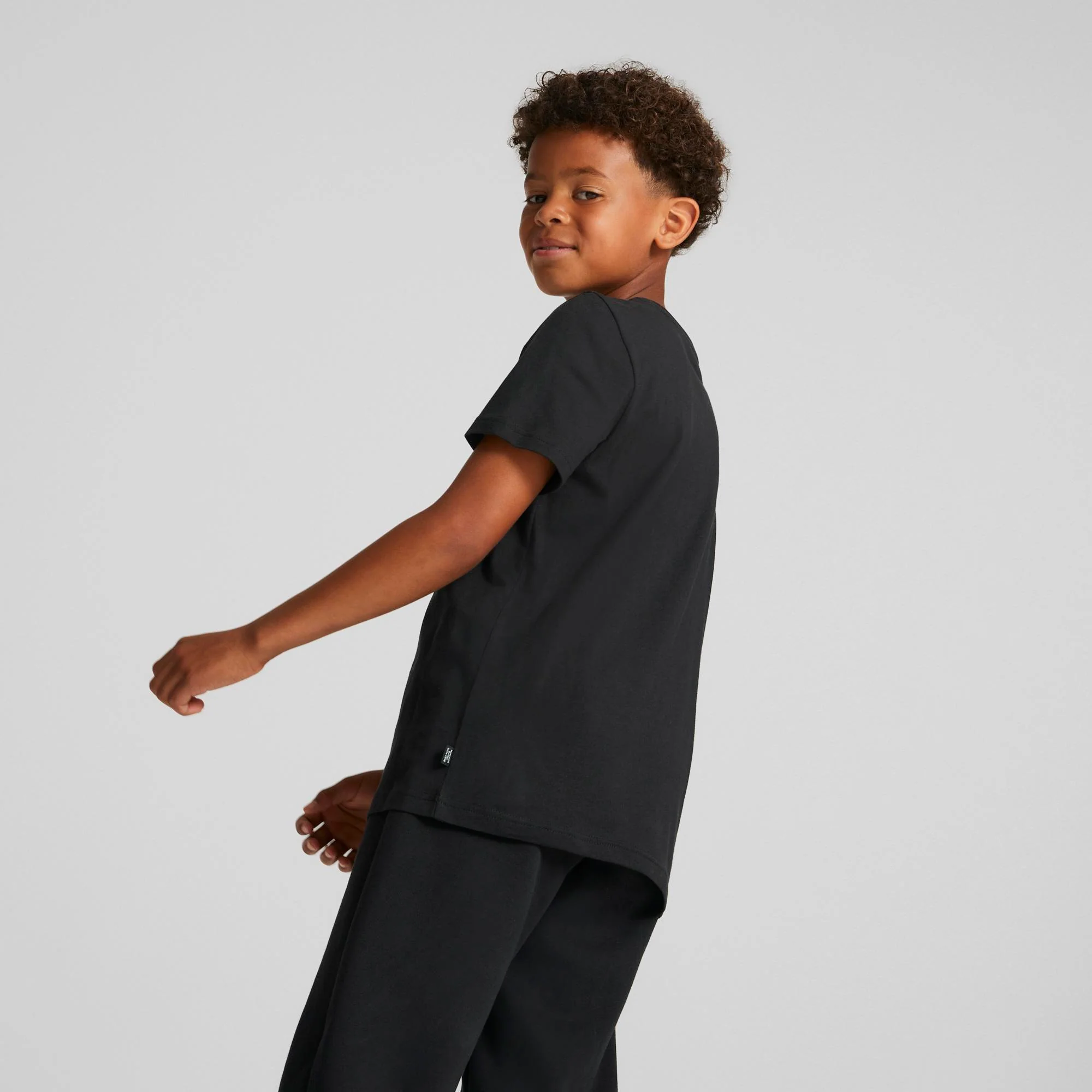 T-shirt nera da bambino con logo sul petto Puma Essentials+ Two-Tone Logo - Image 4