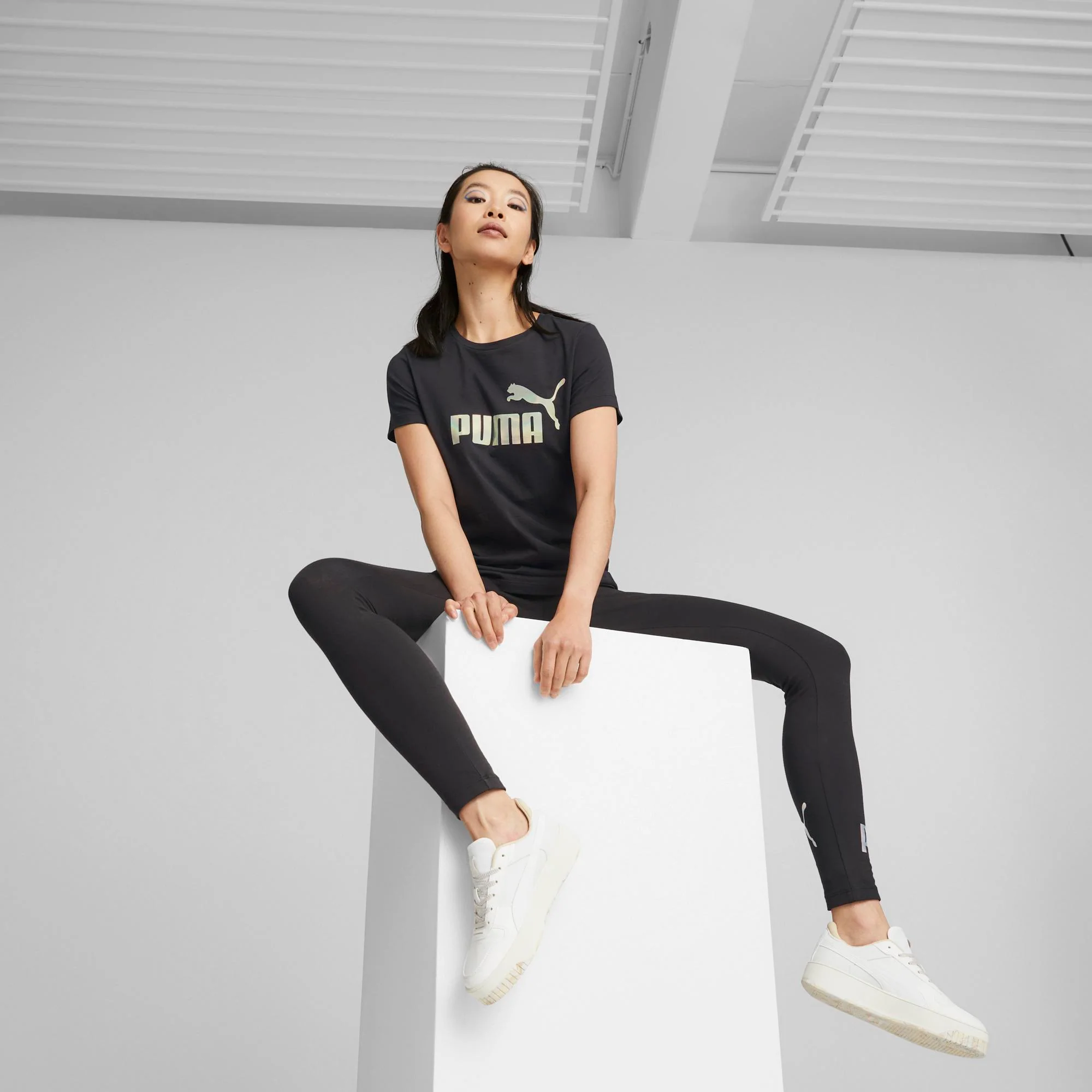 T-shirt nera da donna con logo iridescente Puma Essentials+ NOVASHINE