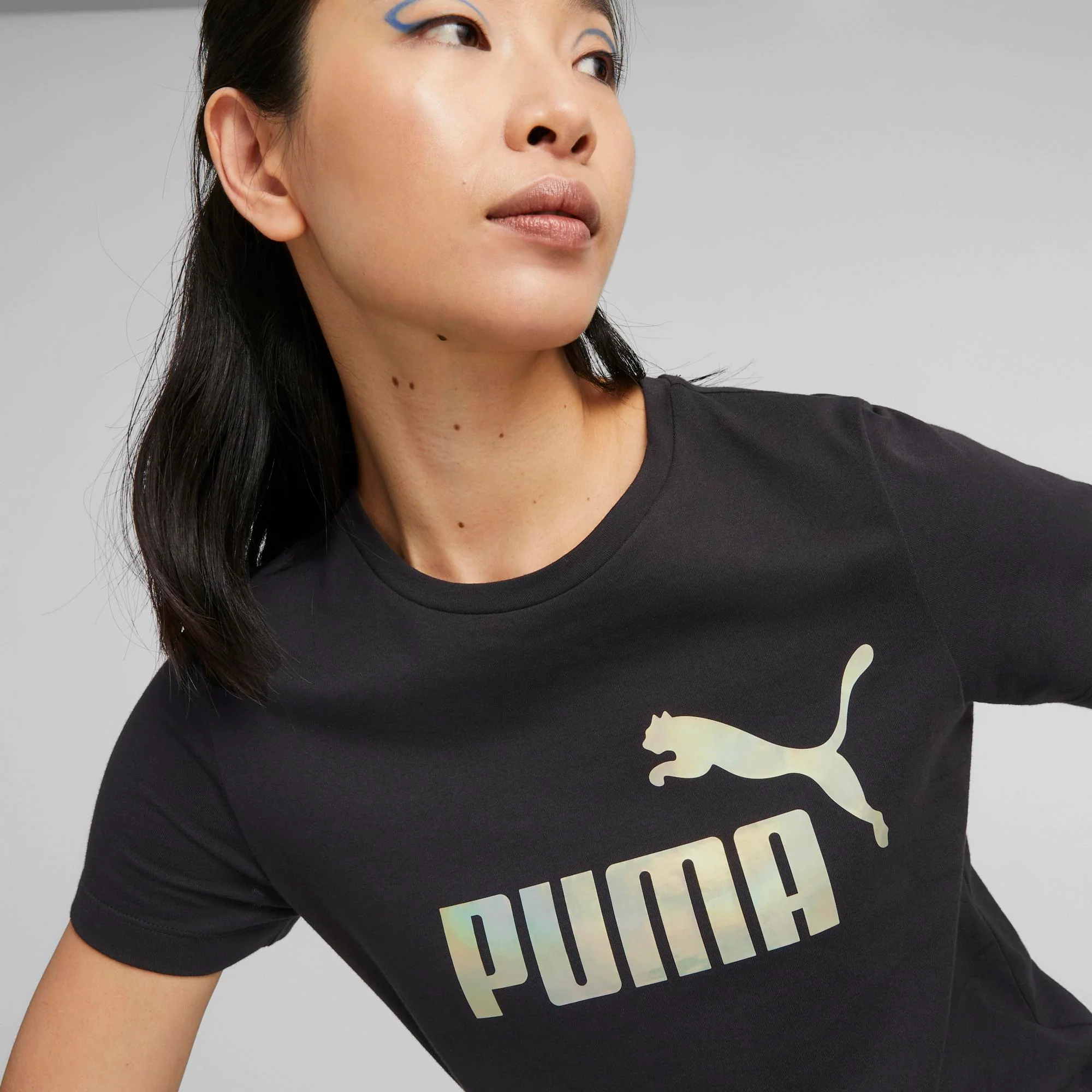 T-shirt nera da donna con logo iridescente Puma Essentials+ NOVASHINE - Image 2