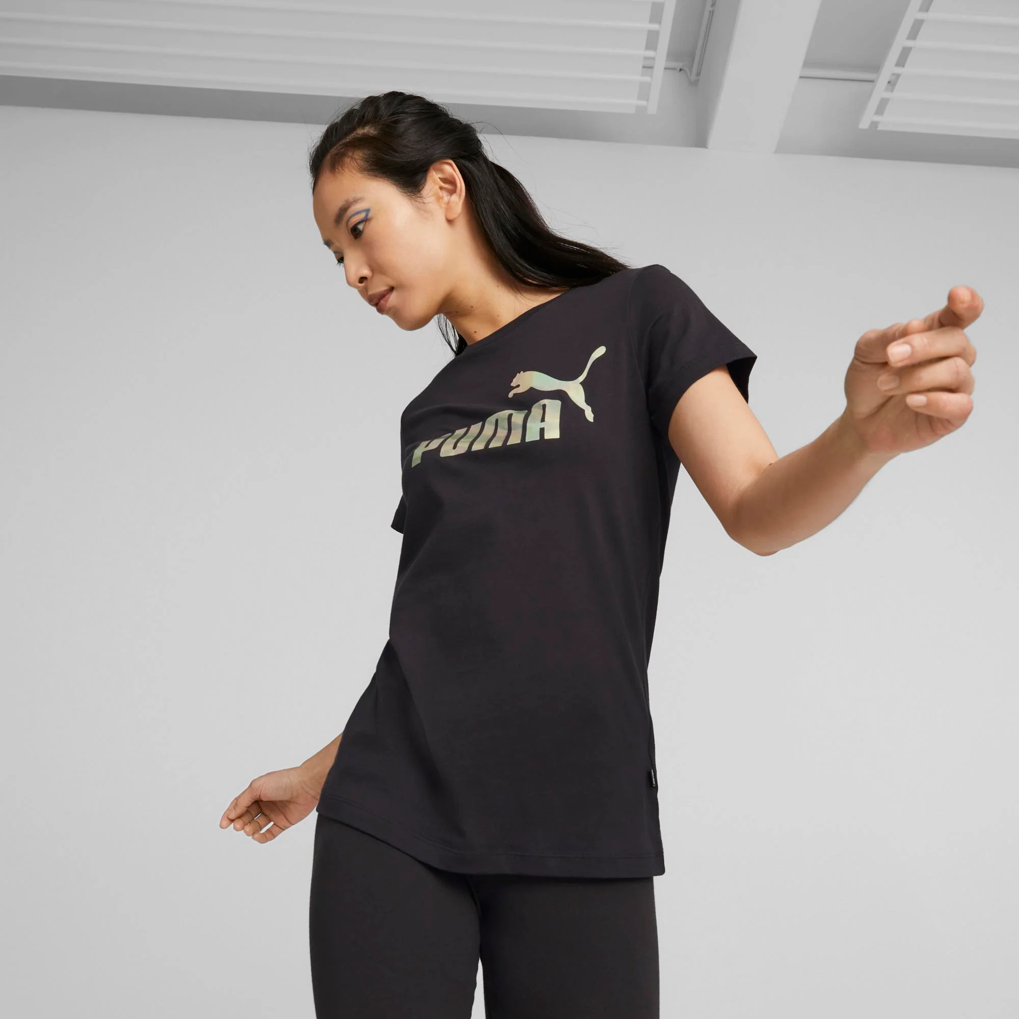 T-shirt nera da donna con logo iridescente Puma Essentials+ NOVASHINE - Image 3