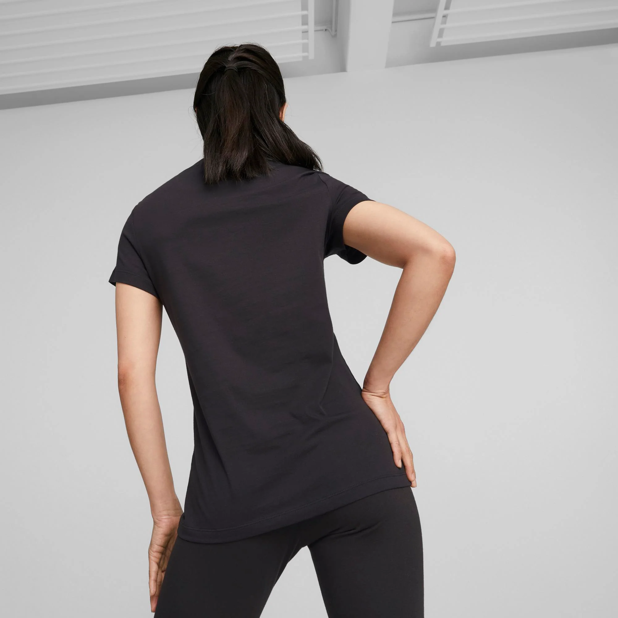 T-shirt nera da donna con logo iridescente Puma Essentials+ NOVASHINE - Image 4