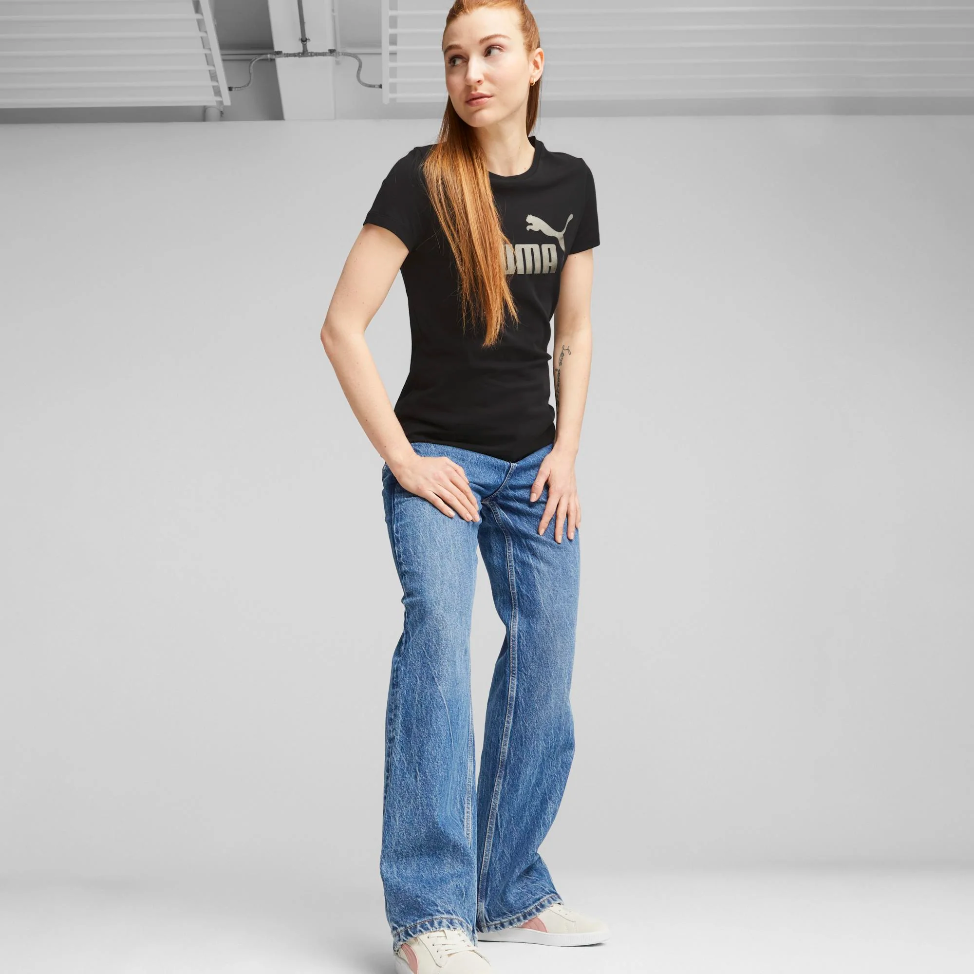 T-shirt nera da donna con logo metallizzato Puma Essentials + - Image 2