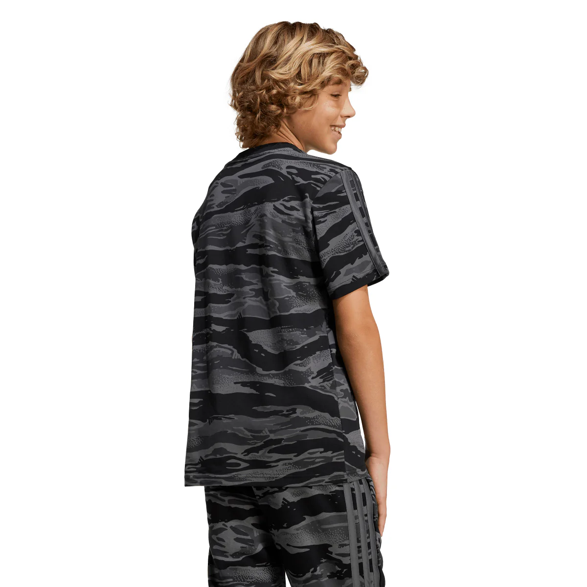 T-shirt nera da Ragazzo con stampa mimetica adidas - Image 3