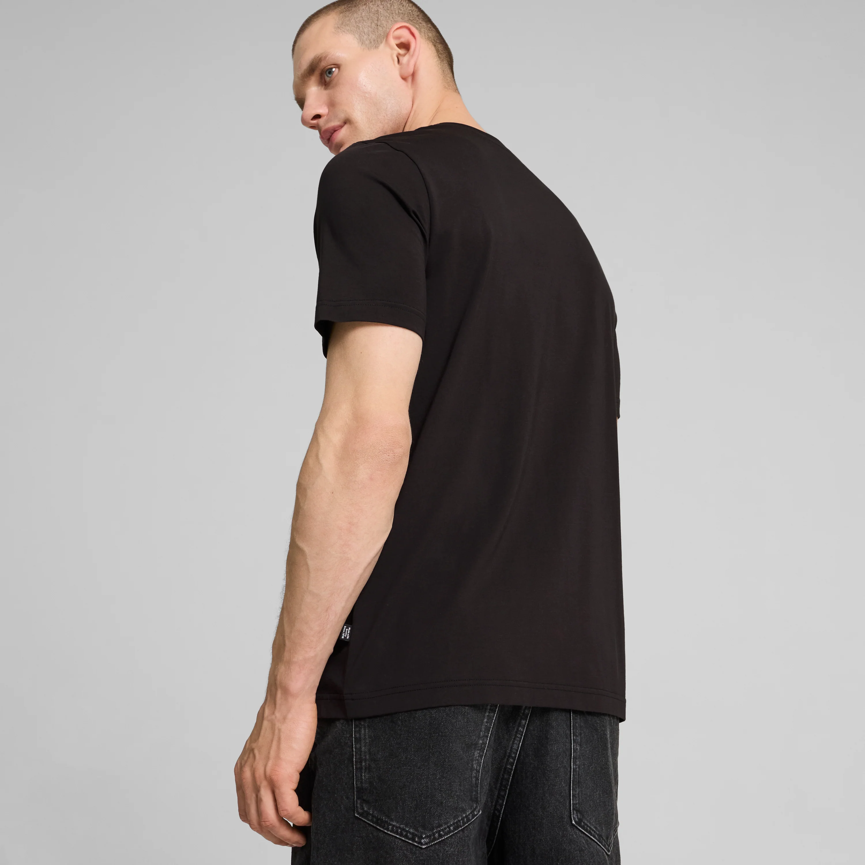T-shirt nera da uomo con stampa Puma - Image 2
