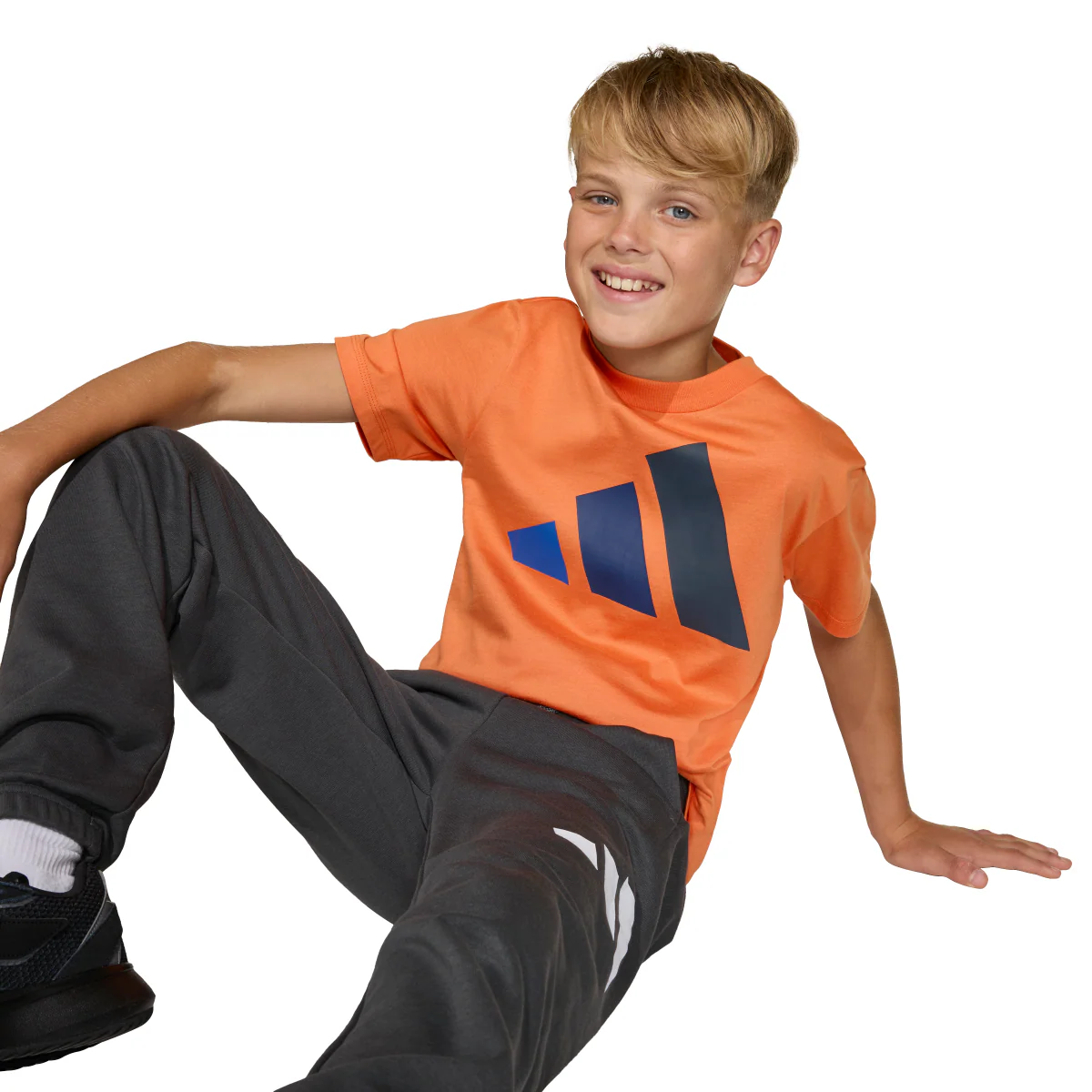 T-shirt sportiva arancione da Bambino con stampa logo frontale adidas - Image 3