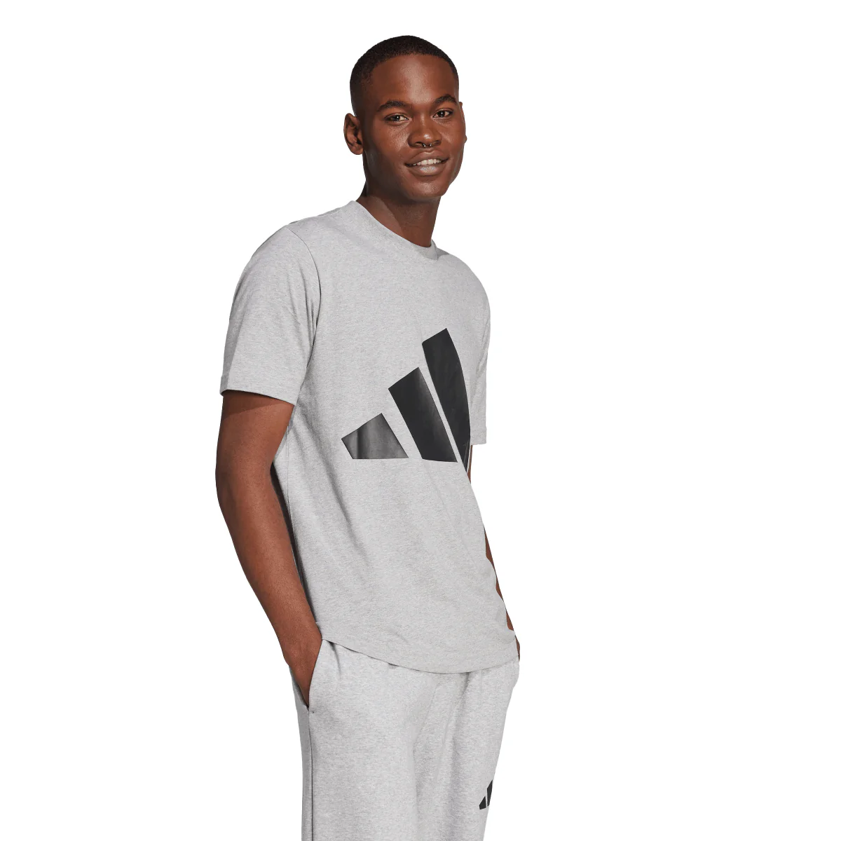 T-shirt sportiva da uomo grigia adidas con logo nero - Image 4