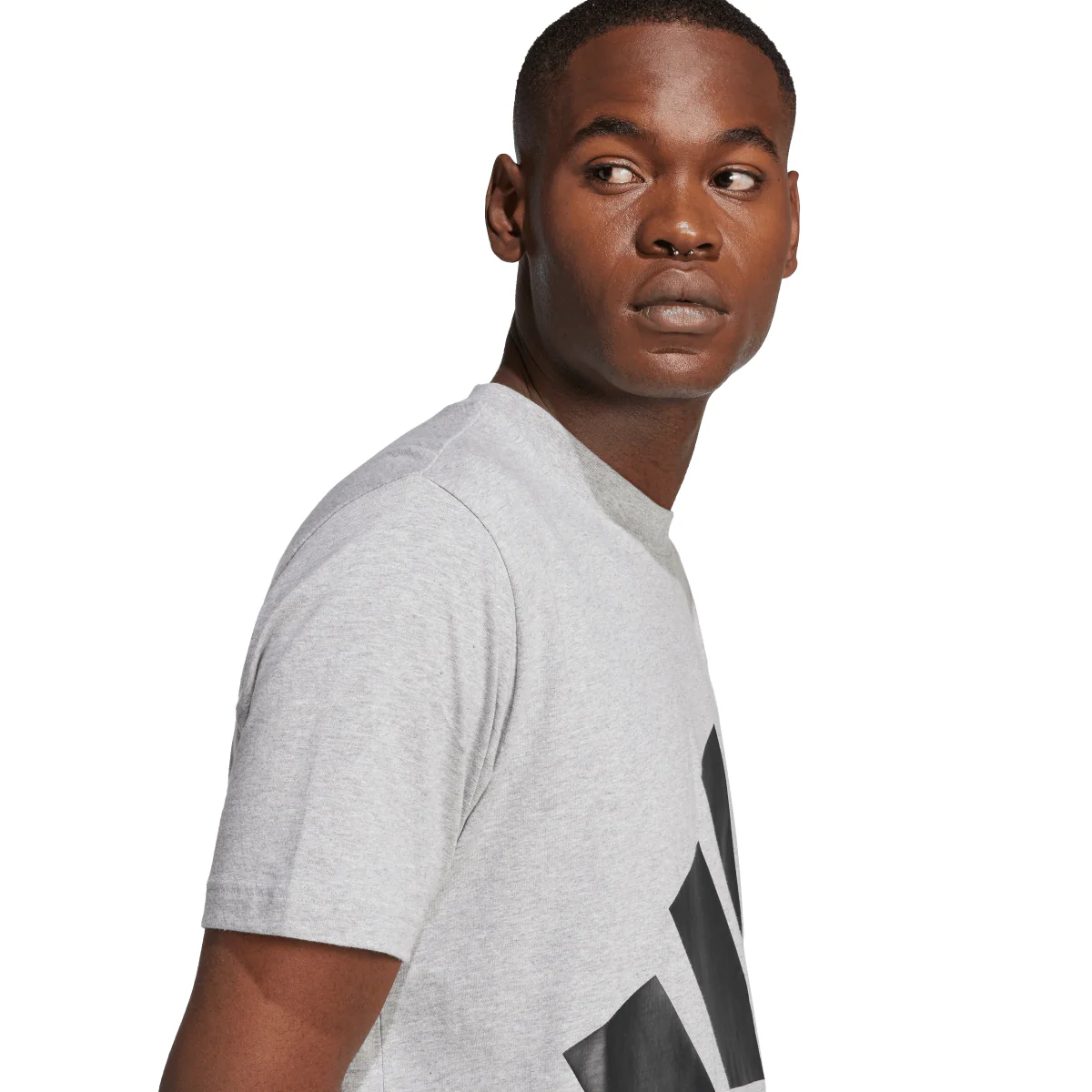 T-shirt sportiva da uomo grigia adidas con logo nero - Image 6