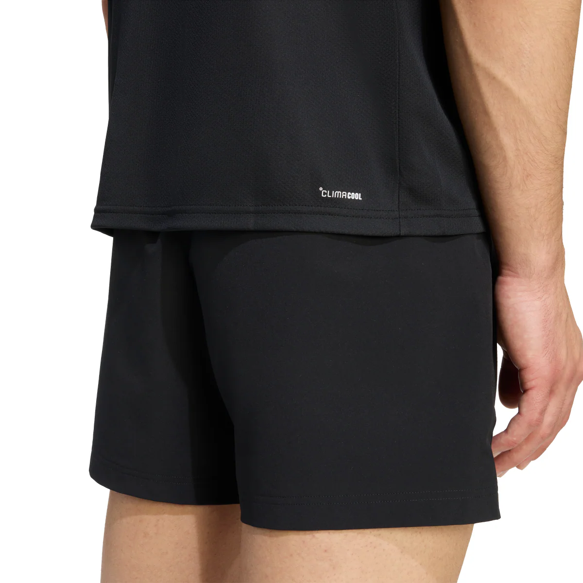 T-shirt sportiva da uomo nera adidas ClimaCool con logo bianco - Image 6