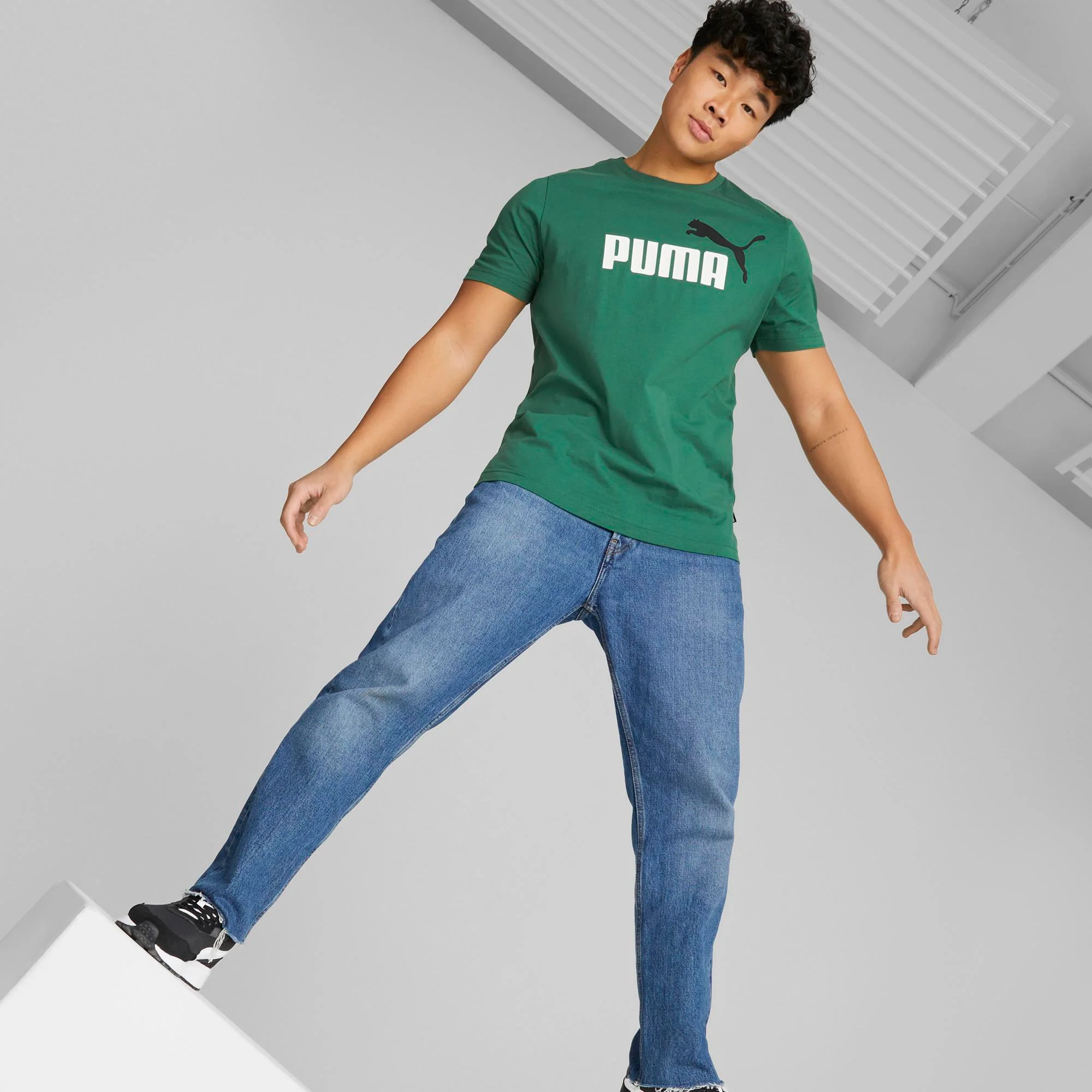 T-shirt verde da uomo con logo bicolore Puma Essentials - Image 5