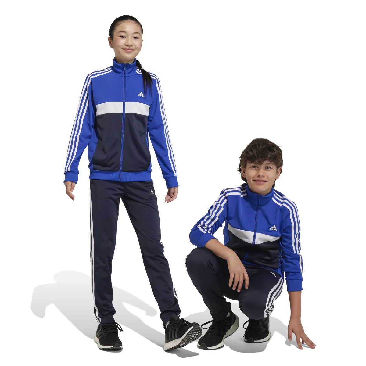 Tuta blu e bianca da bambino con pantaloni blu scuro adidas Essentials 3-Stripes Tiberio