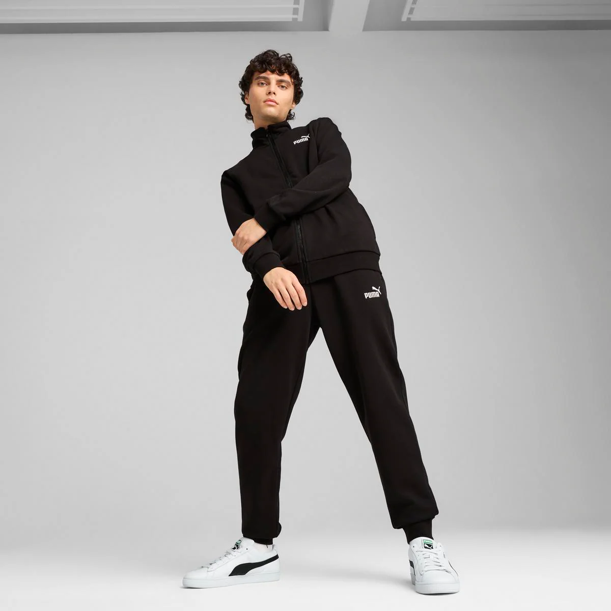 Tuta completo coordinato da uomo nero con logo e zip intera Puma