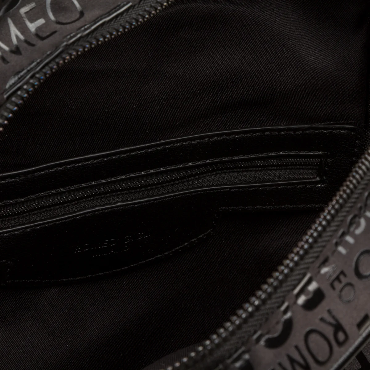 Zaino da donna nero effetto metallizzato con logo sulla tomaia Romeo Gigli Milano - Image 3