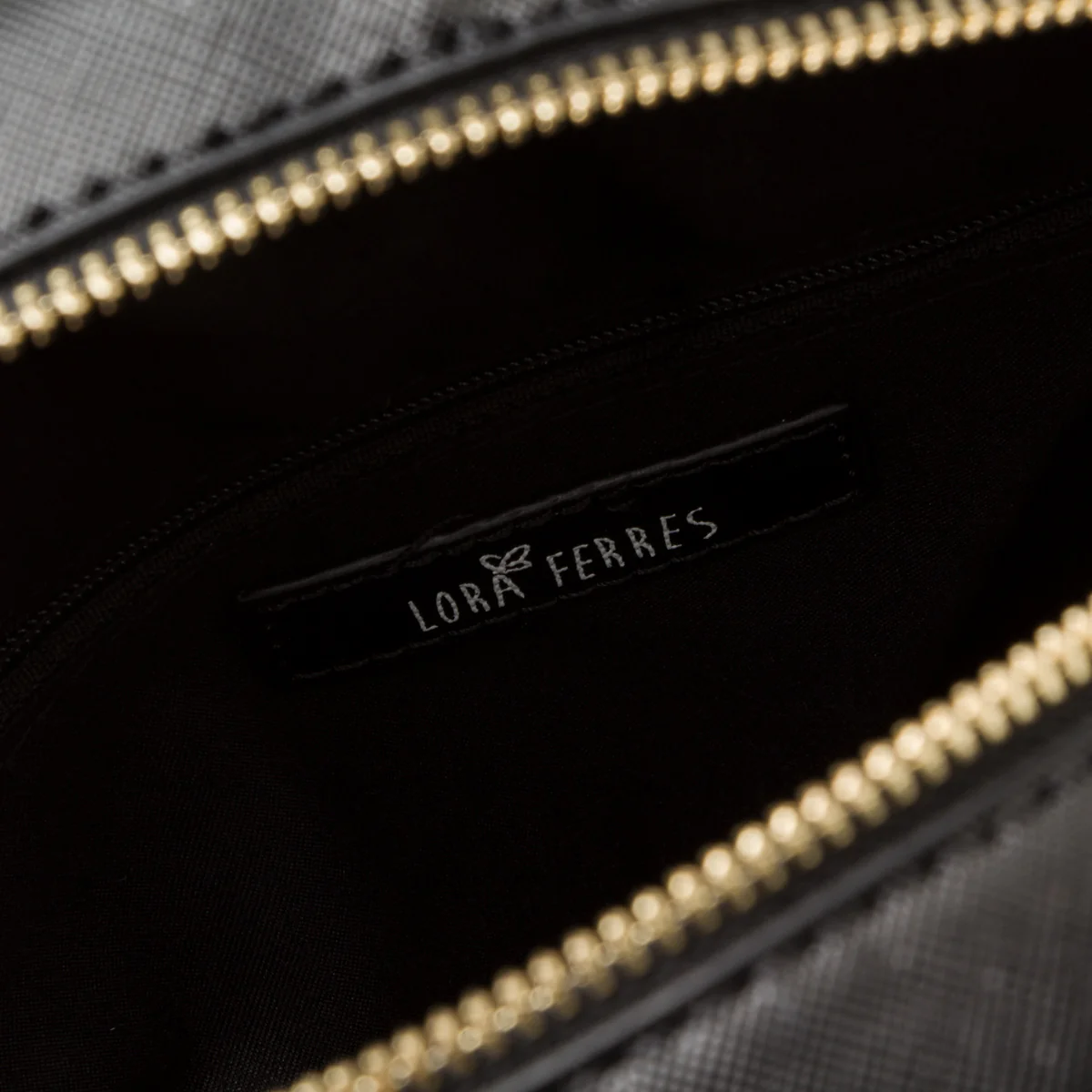 Zaino nero da donna con logo in metallo Lora Ferres - Image 5
